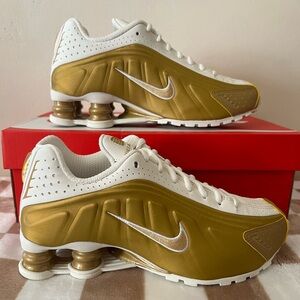 Nike Shox R4 Sneakers AR3565 010 Soft Pearl/Metallic Gold Women's Size 6.5 BNIB